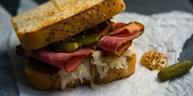 What condiments go well on a ham sandwich?